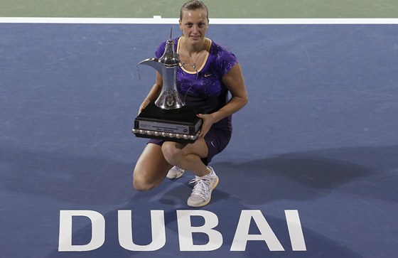 VE DLEITÉ. Místo konání: Dubaj, vítzka s trofejí: Petra Kvitová.