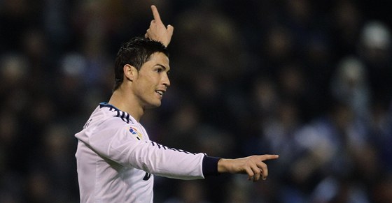 DEJ MI TO NA KÍDLO. Portugalský útoník Cristiano Ronaldo gestikuluje smrem