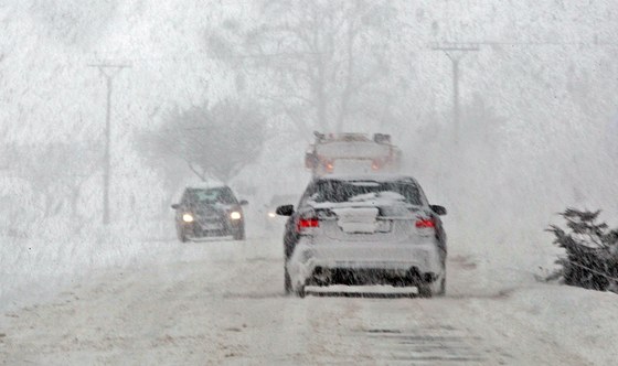 Na zimu si stěžují i řidiči. Opakované přívaly sněhu jim komplikují život. (ilustrační snímek)