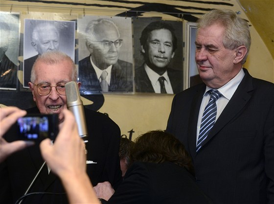 Nový prezident Milo Zeman pijal pozvání Jazzové sekce a zamíil do jejího sídla pod Hradem na Malé Stran.