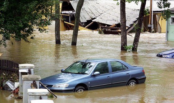 Rozvodnná Vltava a Polenice zatopily v lét 2002 krumlovská sportovit. V...
