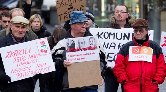 Demonstrace v sídle Královéhradeckého kraje na hradeckém Pivovarském námstí