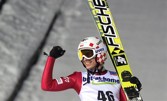 NOVÝ MISTR SVTA. Polský skokan na lyích Kamil Stoch se raduje z triumfu na