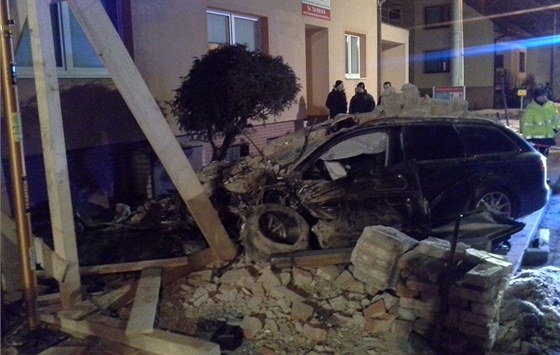 Audi narazilo ve Vnorovech na Hodonínsku do zdi domu a zasypaly ho sutiny.