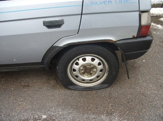 V amberku nkdo propíchal desítky pneumatik.