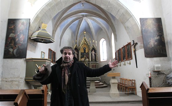 Autor knihy o páteru Toufarovi Miloš Doležal v číhošťském kostele.