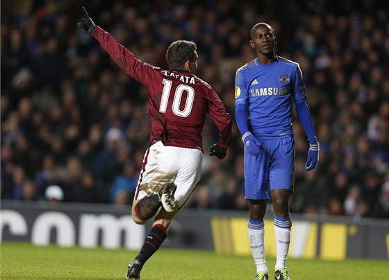 Sparan David Lafata slaví gól na Chelsea.