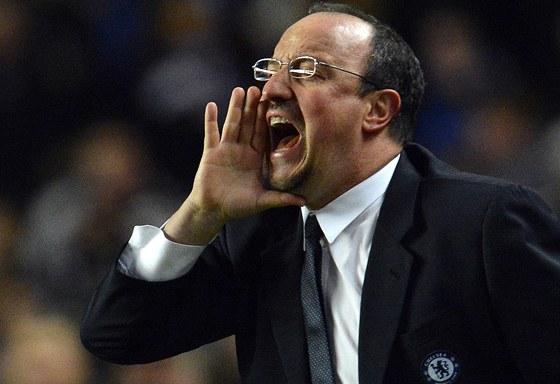 TRENÉRV KIK. Rafael Benítez kouuje fotbalisty Chelsea v zápase Evropské ligy