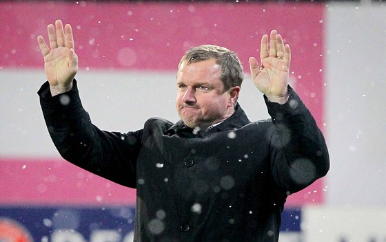 Plzeský kou Pavel Vrba zdraví diváky pi domácí odvet s Neapolí.