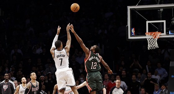 Joe Johnson z Brooklynu stílí na ko Milwaukee. 