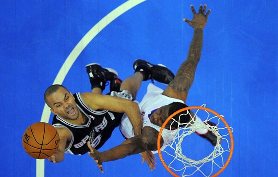 Tony Parker (vlevo) ze San Antonio Spurs zakonuje, brání ho Eric Bledsoe z Los