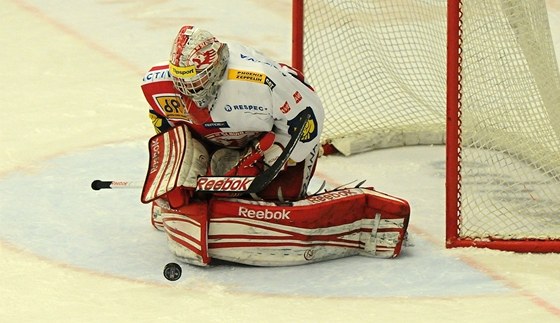 Branká Slavie Miroslav Kopiva zasahuje. 