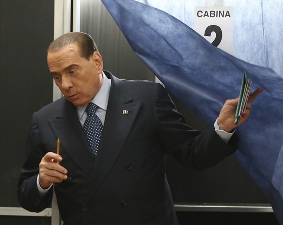 Silvio Berlusconi poté, co odvolil.