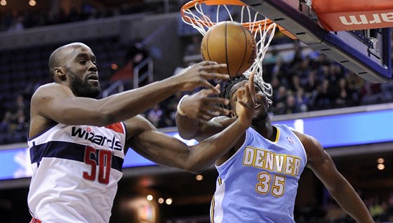 Emeka Okafor (vlevo) z Washingtonu se snaí prosadit pes bránícího Kennetha