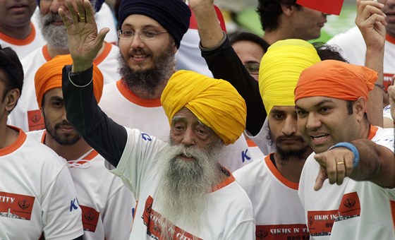 Nejstarí maratonec svta, 101letý Ind  Fauja Singh, ukonil kariéru. A teka