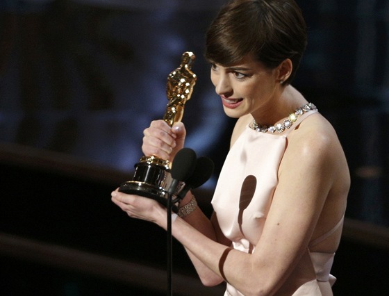 Anne Hathawayová získala Oscara za nejlepí herecký výkon ve vedlejí roli...