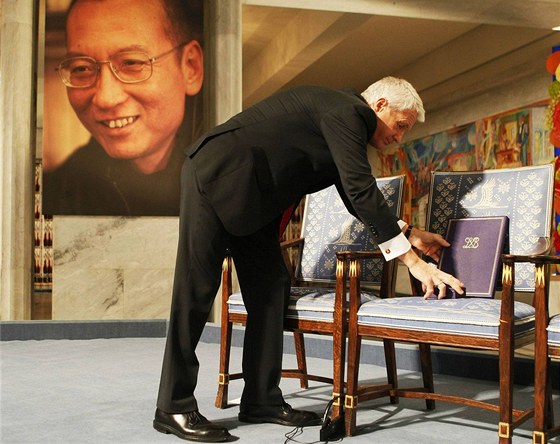 Pedseda Nobelova výboru pokládá plaketu a medaili pro Liou Siao-poa na