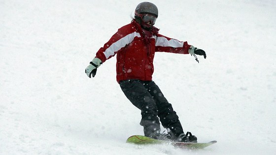 Dosplá snowboardistka srazila na sjezdovce estiletého chlapce, který tam lyoval. Dít pak skonilo se zlomenou nohou v nemocnici. Ilustraní snímek