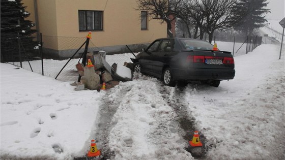 Silně opilý řidič nezvládl v Čelčicích na Prostějovsku odbočování, vyjel mimo...