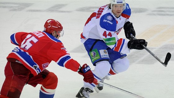 Jakov Rylov (vlevo) z CSKA Moskva nahání Nicklase Danielssona ze Lva Praha.