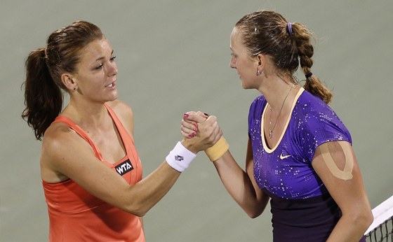 Agnieszka Radwaská (vlevo) gratuluje po tvrtfinále v Dubaji své pemoitelce