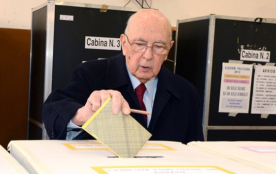 Italský prezident Giorgio Napolitano vhodil svj hlas do volební urny v ím. 