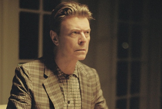 David Bowie v klipu The Stars (Are Out Tonight), v nm si jeho manelku