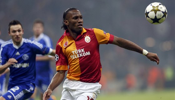 HVZDA V DRESU GALATASARAYE. Útoník Didier Drogba vyhrál loni Ligu mistr s