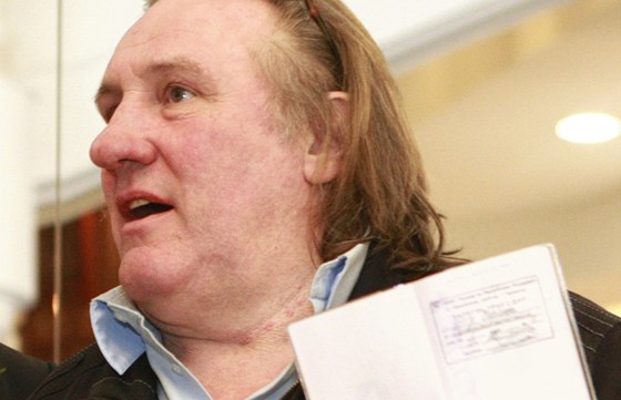 Gérard Depardieu ukazuje svj ruský pas (23. února 2013).