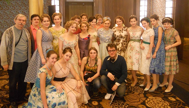 Na fotografii z natá�ení filmu Láska v�emi deseti jsou �eské here�ky-písa�ky,
