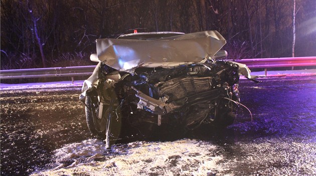 V Opavě se čelně střetla auta, zemřel jeden člověk. Policie žádá o pomoc