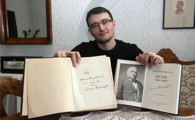 Historik Muzea Vysoiny Michal Kamp ukazuje deník Vojtcha Weidenhoffera. Vlevo...