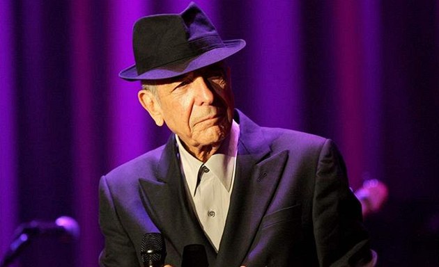 Plamen zažehnutý Leonardem Cohenem plápolá dál. V knize básní i textů