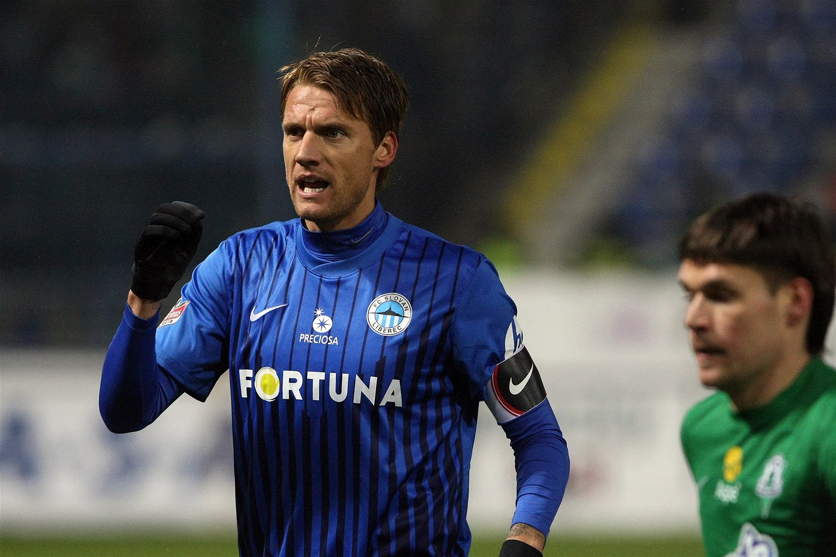 DIRIGENT. Radoslav Ková� v libereckém dresu usm�r�uje spoluhrá�e v utkání s...