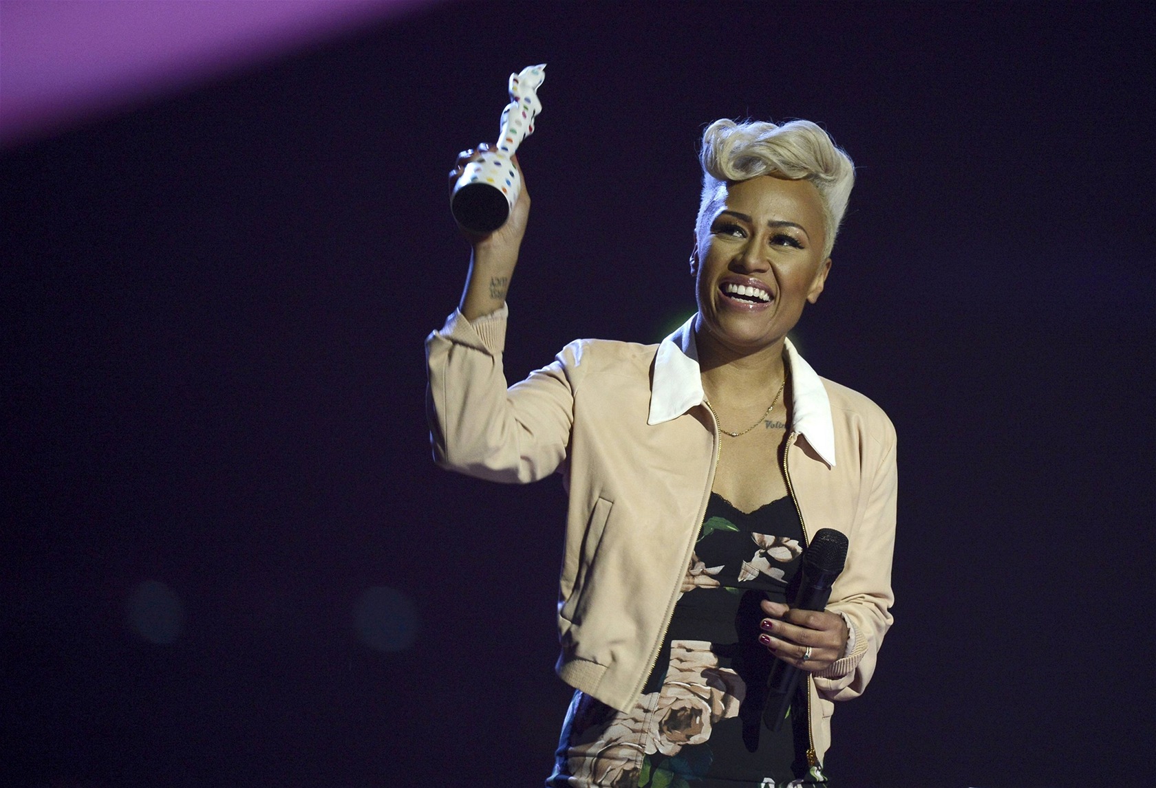 Emeli Sandé se na Brit Awards 2013 stala zp�va�kou roku, cenu získala i za své...