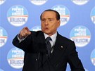 Nkdejí italský premiér Silvio Berlusconi bhem pedvolebního vystoupení v