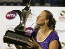 VÍTZNÁ PUSA. eská tenistka Petra Kvitová se mazlí s trofejí, kteoru brala za...