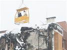 První den demolice výbuchem pokozeného domu (23. února 2013).