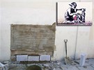 Londýnská kresba slavného výtvarníka Banksyho (ve výezu vpravo) ped asem