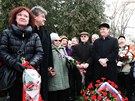 Desítky lidí uctily na praských Olanských hbitovech památku spisovatele a