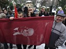 Mladí komunisté na Olanské hbitovy pili i s vlajkami s Leninovou podobiznou