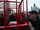 Organizátoi na Staromstském námstí postavili rudou klec a improvizovanou