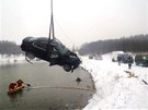 Hasii lovili BMW z rybníka v Horní Suché na Karvinsku
