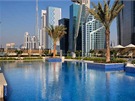 Hotel JW Marriott Marquis v Dubaji, venkovní 30metrový  bazén v 7. pate