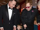 Elton John a David Furnish pivedli syna Zacharyho.