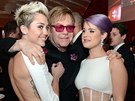 Miley Cyrusová a Kelly Osbourneová rády zapózovaly se slavným hostitelem.