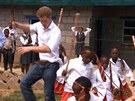 Princ Harry dostává lekci tance od dtí z jihoafrického Lesotha.