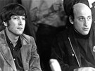 Richard Lester (vpravo) na tiskové konferenci s Johnem Lennonem