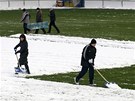 Dobrovolníci uklízejí sníh na libereckém stadionu ped derby s Jabloncem. 
