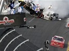 Kyle Larson (íslo 32) pi nehod v závodu NASCAR v Dayton. 